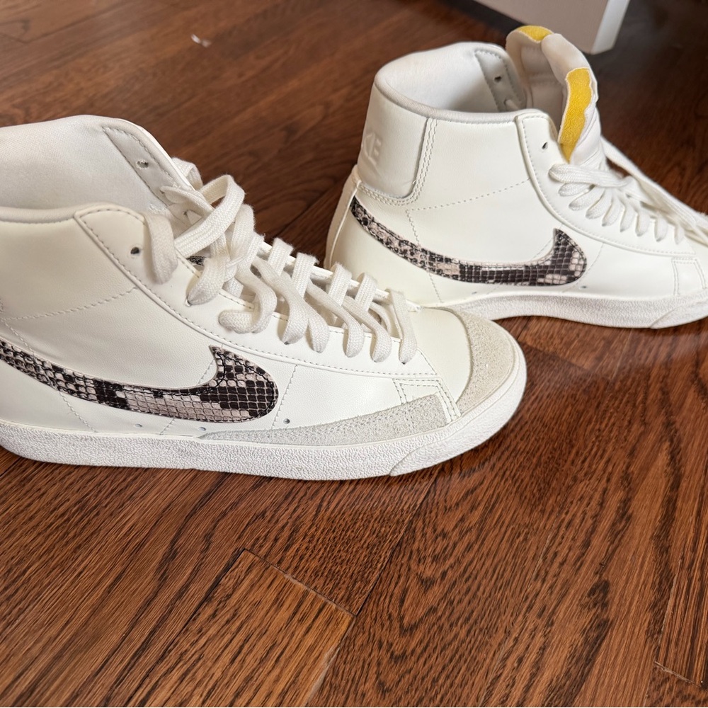 Nike Wmns Blazer Mid 77 SE White Sneakers with Snakeskin Detail